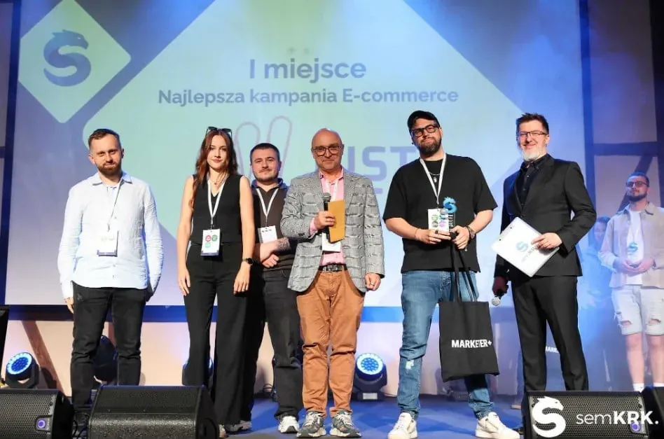 The JustIdea and Surf Inc. team collecting first place at the semKRK Awards 2026 in e-commerce